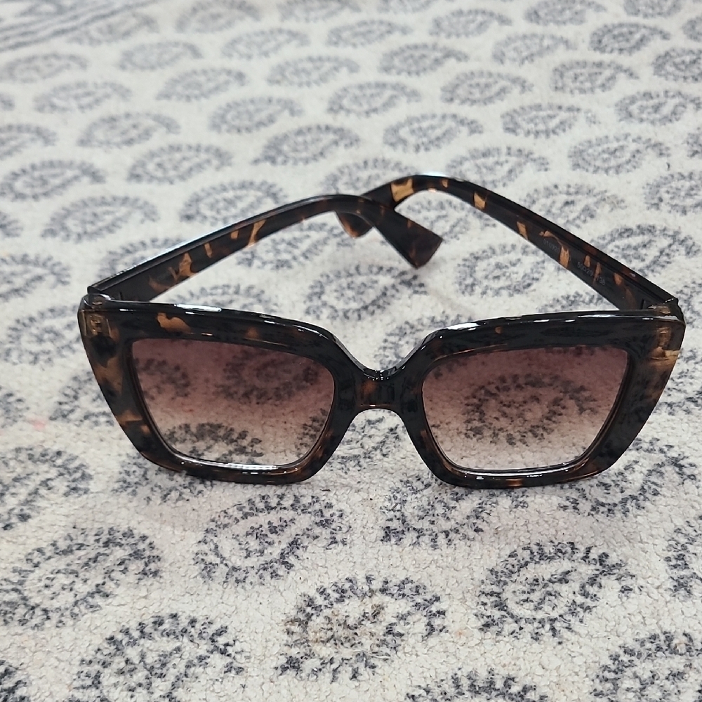 Liz Claiborne Tortoise Shell Oversized Sunglasses - Picture 4 of 5